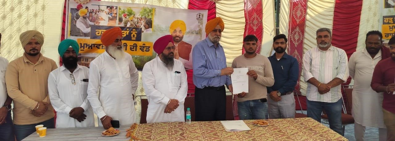 ਡਾ. ਕੰਗ ਵੱਲੋਂ ਪਿੰਡ ਕੋਟ ਉਮਰਾ ''ਚ ਹੜ੍ਹ ਪ੍ਰਭਾਵਿਤ ਲੋਕਾਂ ਨੂੰ 8.80 ਲੱਖ ਰੁਪਏ ਦੀ ਰਾਸ਼ੀ ਸਪੁਰਦ