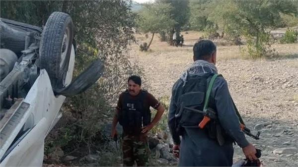 three policemen killed in two explosions in pakistan