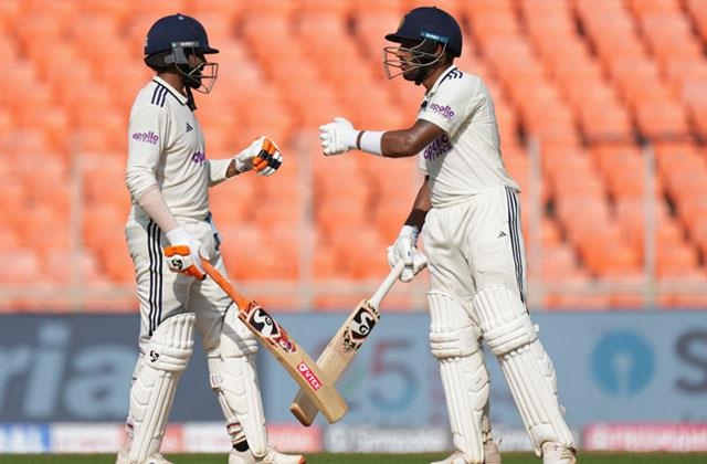 INDvsWI 1st Test Day 2 Stumps : ਟੈਸਟ ''ਤੇ ਭਾਰਤੀ ਟੀਮ ਦੀ ਪਕੜ, ਰਾਹੁਲ, ਜੁਰੇਲ ਤੇ ਜਡੇਜਾ ਨੇ ਜੜਿਆ ਸੈਂਕੜਾ
