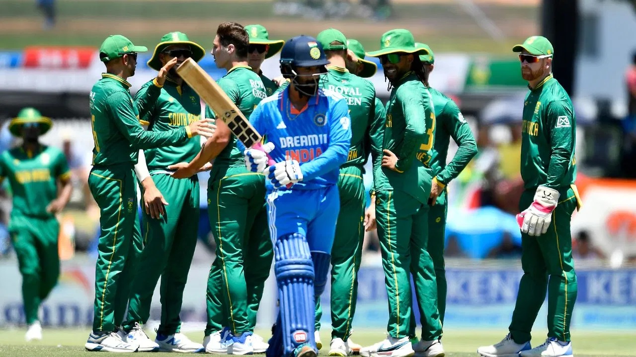 4 ਮੈਚਾਂ ''ਚ 2 ਸੈਂਕੜੇ, 1 ਦੋਹਰਾ ਸੈਂਕੜਾ, ਅਈਅਰ ਦੀ ਥਾਂ ਇਸ ਧਾਕੜ ਖਿਡਾਰੀ ਦੀ ਹੋਵੇਗੀ Team India ''ਚ ਐਂਟਰੀ!