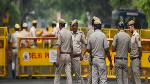 cyber   crime gang busted in delhi  five arrested