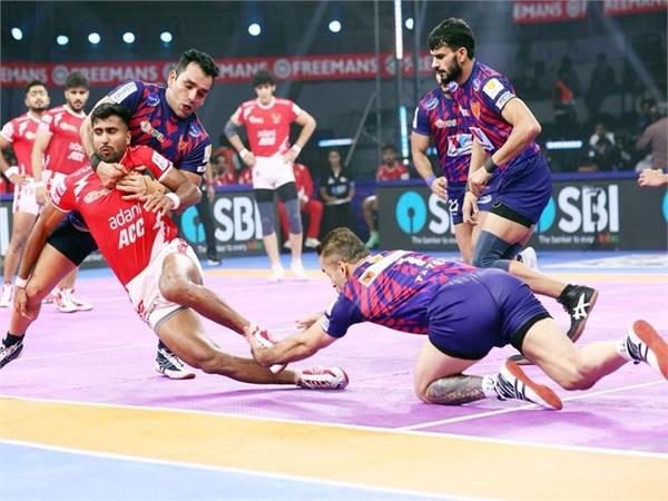 akshit  s super 10 helps dabang delhi beat gujarat giants