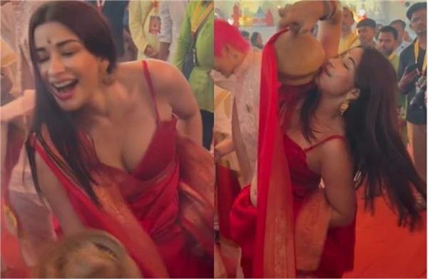 naira banerjee narrowly durga puja video goes viral