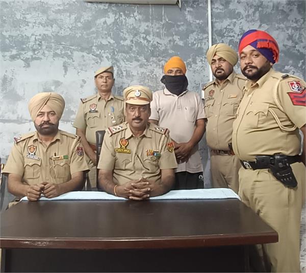 car driver with 12 boxes of illicit liquor arrested