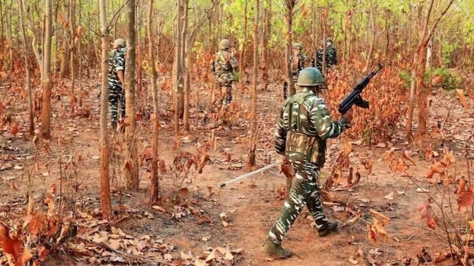 ਛੱਤੀਸਗੜ੍ਹ ''ਚ BSF ਕੈਂਪ ''ਚ 50 ਨਕਸਲੀਆਂ ਨੇ ਕੀਤਾ ਆਤਮ ਸਮਰਪਣ