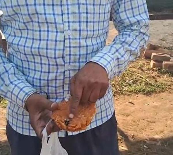 migrants are feeding garbage on the roadside under the guise of jaggery
