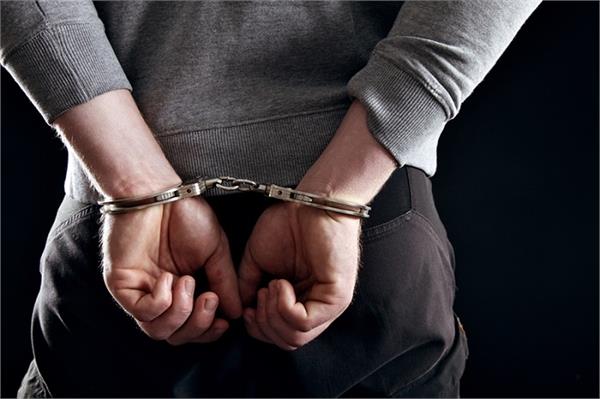jammu kashmir police constable arrested for heroin smuggling