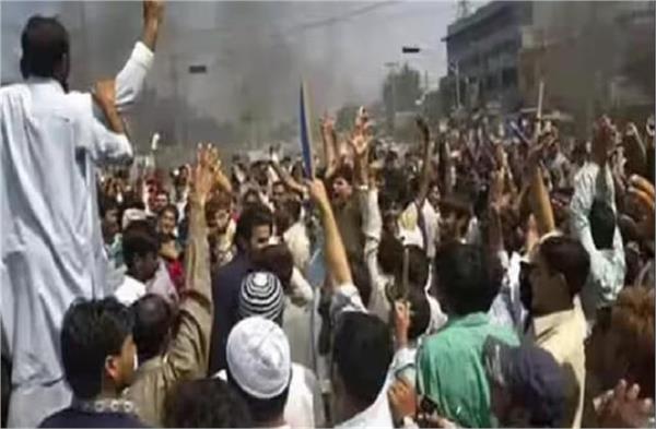 pakistani army opens fire on protesters