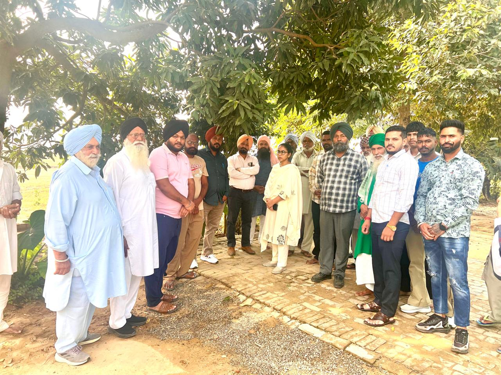 100 ਸਾਲ ਪੁਰਾਣੀ ਦਰਗਾਹ ਢਾਹੁਣ ਦੇ ਆਦੇਸ਼ਾਂ ਤੋਂ ਬਾਅਦ ਜਾਇਜ਼ਾ ਲੈਣ ਪਹੁੰਚੇ ਅਧਿਕਾਰੀ