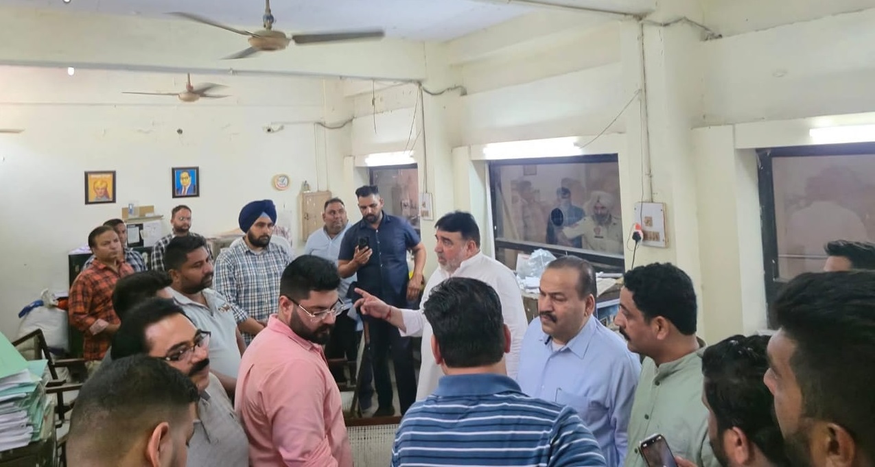 MLA ਅਸ਼ੋਕ ਪਰਾਸ਼ਰ ਪੱਪੀ ਵੱਲੋਂ ਨਗਰ ਨਿਗਮ ਦਾ ਅਚਨਚੇਤ ਦੌਰਾ