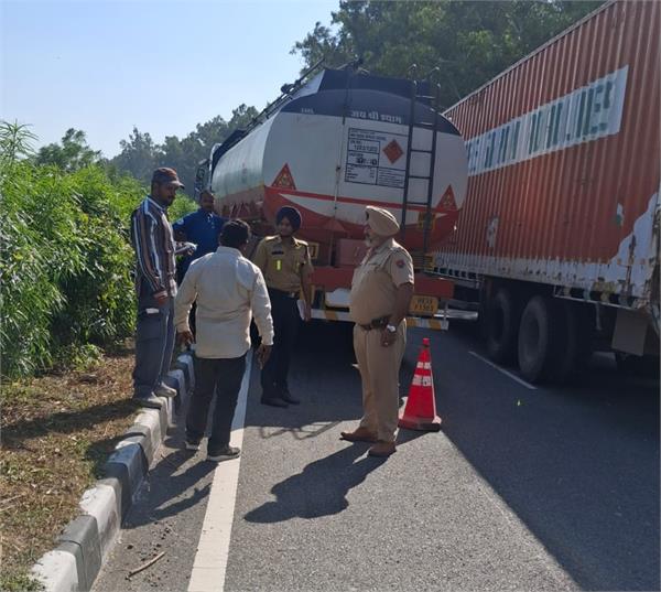 five peoples injured on road accident