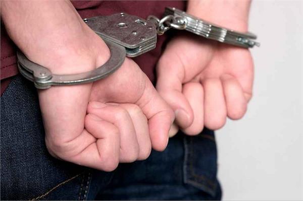 two arrested for blocking the road during extortion and murder