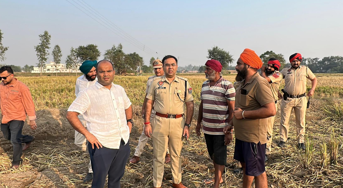 DC ਤੇ SSP ਨੇ ਅੱਜ ਵੀ ਪਿੰਡਾਂ ''ਚ ਫਸਲ ਦੀ ਰਹਿੰਦ ਖੂੰਹਦ ਨੂੰ ਲੱਗੀ ਅੱਗ ਨੂੰ ਬੁਝਵਾਇਆ