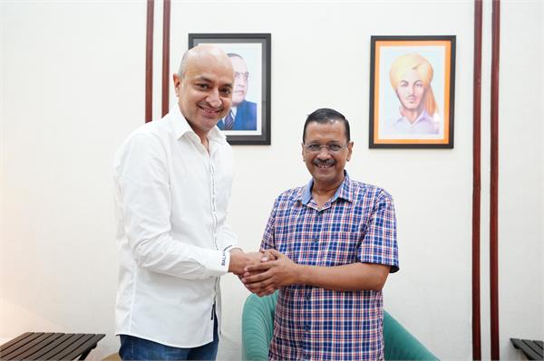karan gilhotra meets aap supremo arvind kejriwal to extend diwali greetings