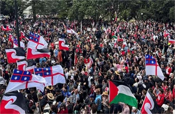 more than 100 000 nurses and teachers on strike against new zealand government