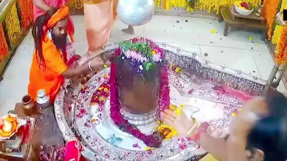 ਮਹਾਕਾਲ ਮੰਦਰ ਦੇ ਗਰਭ ਗ੍ਰਹਿ ''ਚ ਹੀ ਲੜ ਪਏ ਪੁਜਾਰੀ ਤੇ ਮੰਹਤ, ਹੱਥੋਪਾਈ ਤਕ ਪਹੁੰਚੀ ਗੱਲ