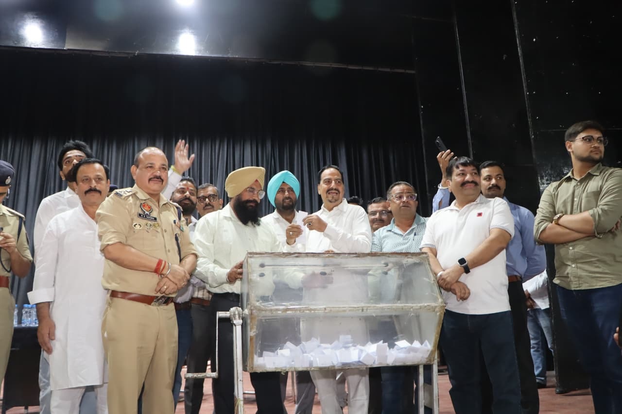ਨਿਰਪੱਖ ਤੇ ਪਾਰਦਰਸ਼ੀ ਲਕੀ ਡਰਾਅ ਰਾਹੀਂ ਪਟਾਖ਼ਾ ਲਾਈਸੈਂਸ ਪ੍ਰਕਿਰਿਆ ਲਈ 20 ਅਰਜ਼ੀਆਂ ਦੀ ਚੋਣ