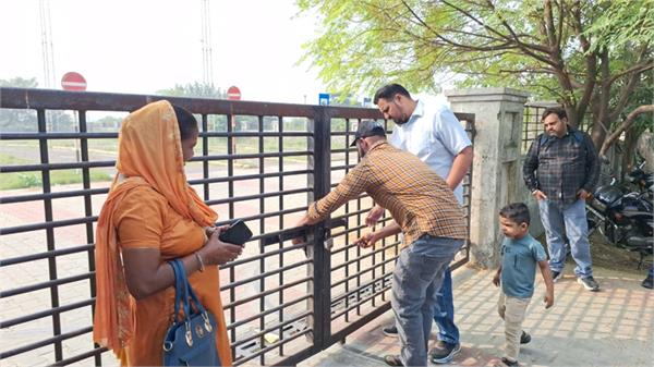 panchayat locks down driving center after non payment of rent