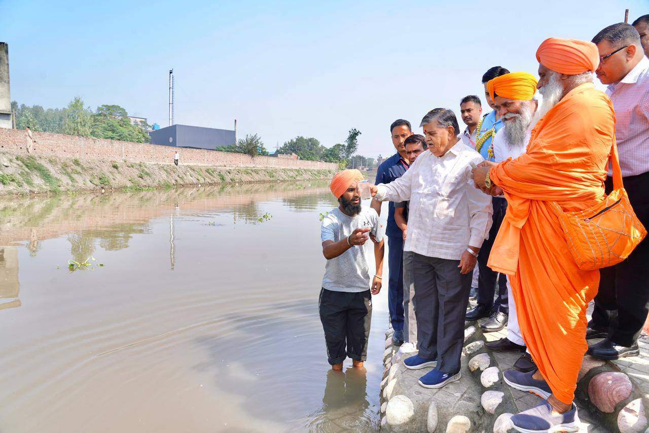 ਬੁੱਢੇ ਨਾਲੇ ਦੇ ਮਸਲੇ ''ਤੇ ਰਾਜਪਾਲ ਤੇ ਸੰਤ ਸੀਚੇਵਾਲ ਨੇ ਅਧਿਕਾਰੀਆਂ ''ਤੇ ਕੱਢੀ ਭੜਾਸ!