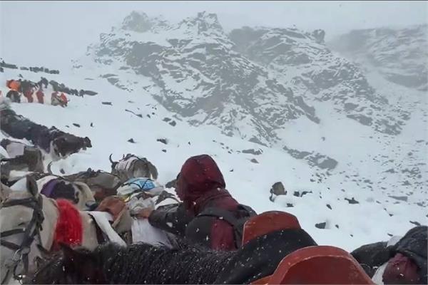 one climber killed after snowstorm hits mount everest