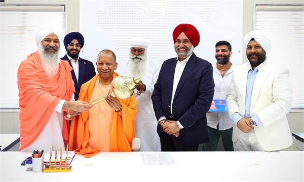 sant trilochan das meets uttar pradesh chief minister yogi adityanath loni