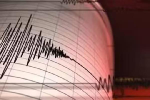 the earth shook due to the earthquake people ran out of their homes 