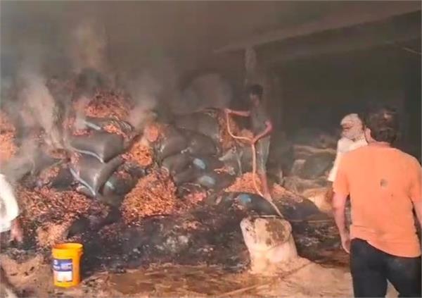 fire breaks out in factory  tobacco worth rs 550 crores burnt to ashes