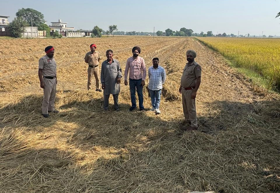 ਪਰਾਲੀ ਸਾੜਨ ਤੋਂ ਰੋਕਣ ਲਈ ਪੁਲਸ ਤੇ ਕਲੱਸਟਰ ਟੀਮ ਵੱਲੋਂ ਪਿੰਡਾਂ ਦਾ ਦੌਰਾ