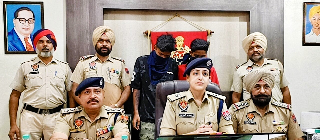 ਲੁੱਟਾਂ ਖੋਹਾਂ ਕਰਨ ਵਾਲੇ 2 ਲੁਟੇਰੇ ਕਾਬੂ, ਖਿਡਾਉਣਾ ਪਿਸਤੌਲ, ਤੇਜ਼ਧਾਰ ਦਾਤਰ ਤੇ 34,100 ਰੁਪਏ ਬਰਾਮਦ