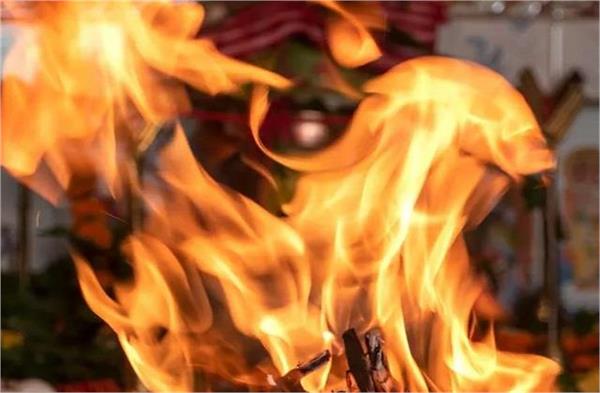 a massive fire broke out in the biggest market 30 shops were gutted