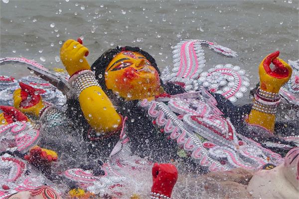 eggs thrown at durga idol during water immersion in hyderabad