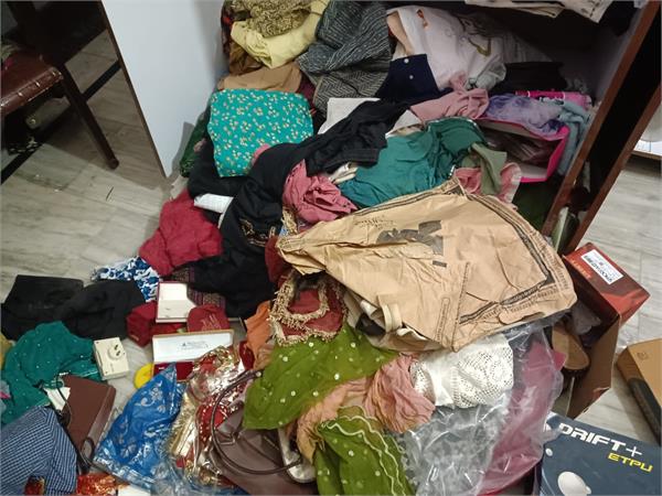 thieves broke into the house in broad daylight  stole cash and other items