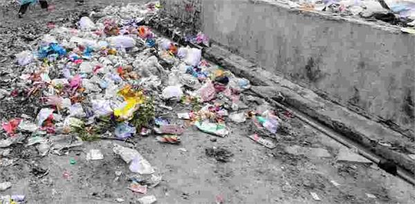 family was attacked for throwing garbage 