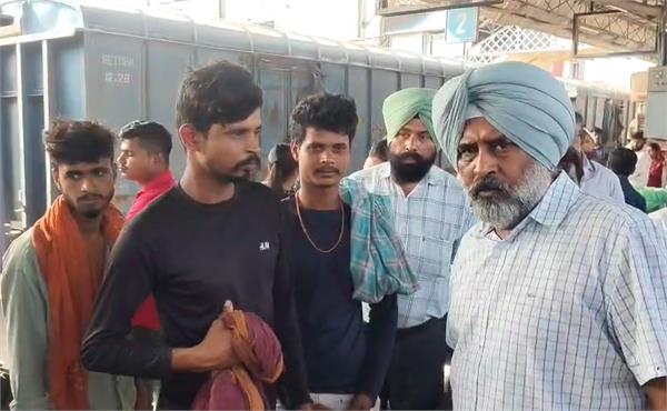 congress mla pragat singh reached the railway station