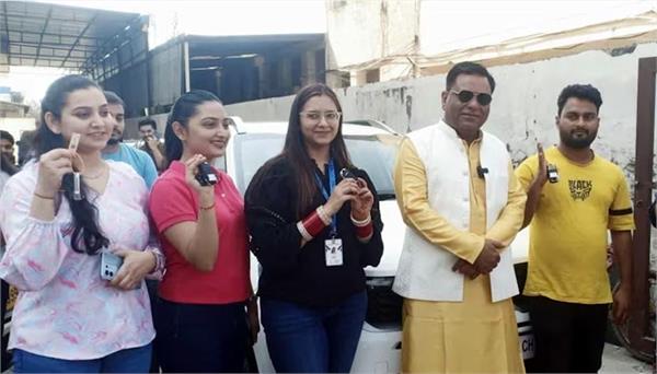 this company owner distributed new cars on diwali