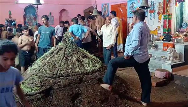 ravana is not burned but killed by trampling underfoot