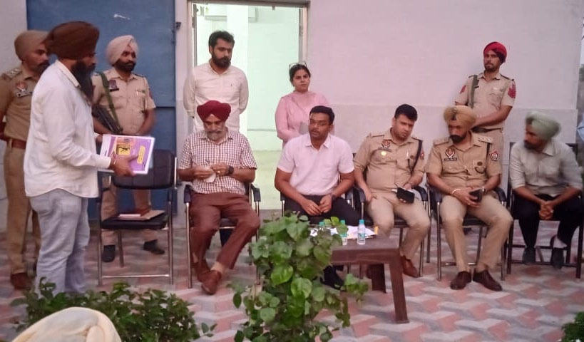 ਡਿਪਟੀ ਕਮਿਸ਼ਨਰ, SSP ਵੱਲੋਂ 5 ਪਿੰਡਾਂ ਦਾ ਦੌਰਾ, ਕਿਸਾਨਾਂ ਨੂੰ ਖੇਤਾਂ ''ਚ ਪਰਾਲੀ ਦੇ ਪ੍ਰਬੰਧਨ ਲਈ ਕੀਤਾ ਪ੍ਰੇਰਿਤ