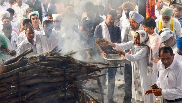 ips puran kumar cremated with state honours
