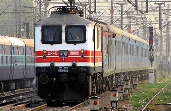 heavy rush of people at stations to go home on diwali chhath
