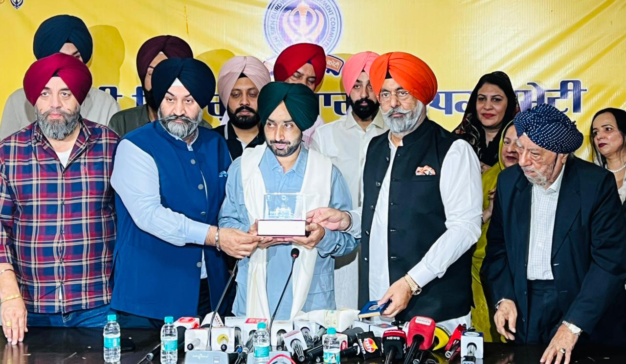 ਦਿੱਲੀ ਗੁਰਦੁਆਰਾ ਕਮੇਟੀ ਵੱਲੋਂ ਗਾਇਕ ਡਾ. ਸਤਿੰਦਰ ਸਰਤਾਜ ‘ਹਿੰਦ ਦੀ ਚਾਦਰ’ ਗੀਤ ਲਈ ਸਨਮਾਨਿਤ