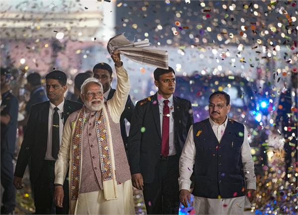 modi reaches bjp headquarters  waves gamcha in bihari style