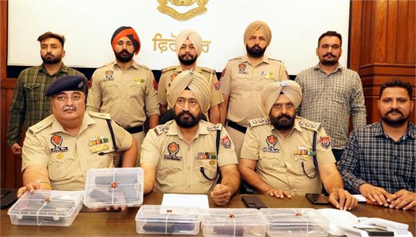 4 arrested with weapons imported from pakistan