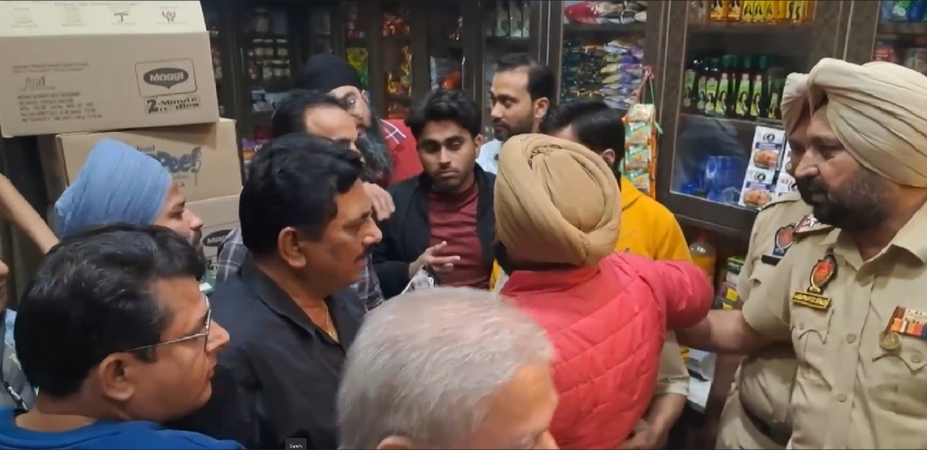 ਬਟਾਲਾ ''ਚ ਮੁੜ ਹੋਈ ਫਾਇਰਿੰਗ: ਪੈਸੇ ਨਾ ਦੇਣ ''ਤੇ ਕਰਿਆਨਾ ਸਟੋਰ ਮਾਲਕ ''ਤੇ ਚਲਾਈ ਗੋਲੀ, ਮਜ਼ਦੂਰ ਜ਼ਖਮੀ