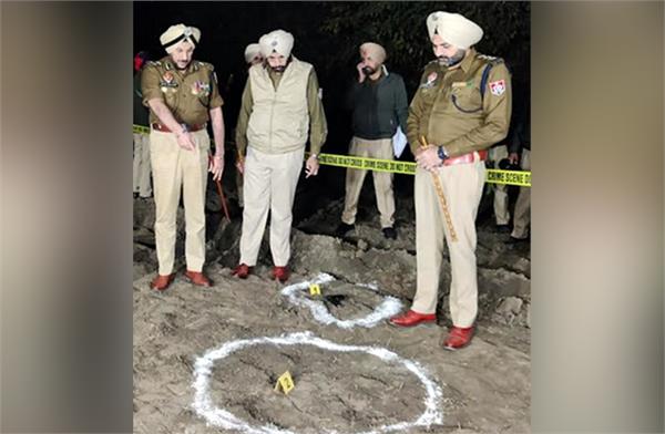 police and robbers exchange fire