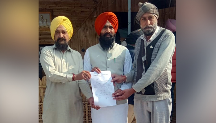 MLA ਨੇ ਪਿੰਡ ਖਿਆਲੀ ਦੇ ਖੇਡ ਮੈਦਾਨ ਲਈ 10 ਲੱਖ ਦੀ ਗ੍ਰਾਂਟ ਦਾ ਸਿਲੈਕਸ਼ਨ ਲੈਟਰ ਗ੍ਰਾਮ ਪੰਚਾਇਤ ਨੂੰ ਸੌਂਪਿਆ