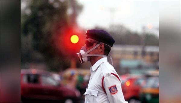 traffic police imposes fine on pollution