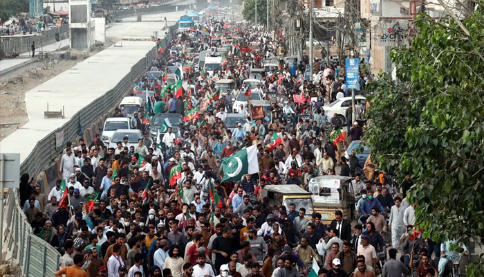 ਕੰਗਾਲ ਪਾਕਿਸਤਾਨ ’ਚ ਸੈਲਰੀ ਨੂੰ ਲੈ ਕੇ ਸੜਕਾਂ ’ਤੇ ਉੱਤਰੇ ਕਰਮਚਾਰੀ