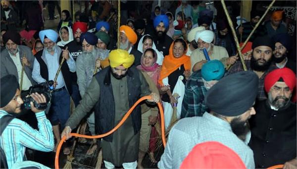 devotees cleaned corridor from gurdwara sisganj sahib to red fort