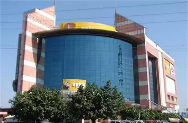 noida authority imposes fine of rs 25 lakh on modi mall
