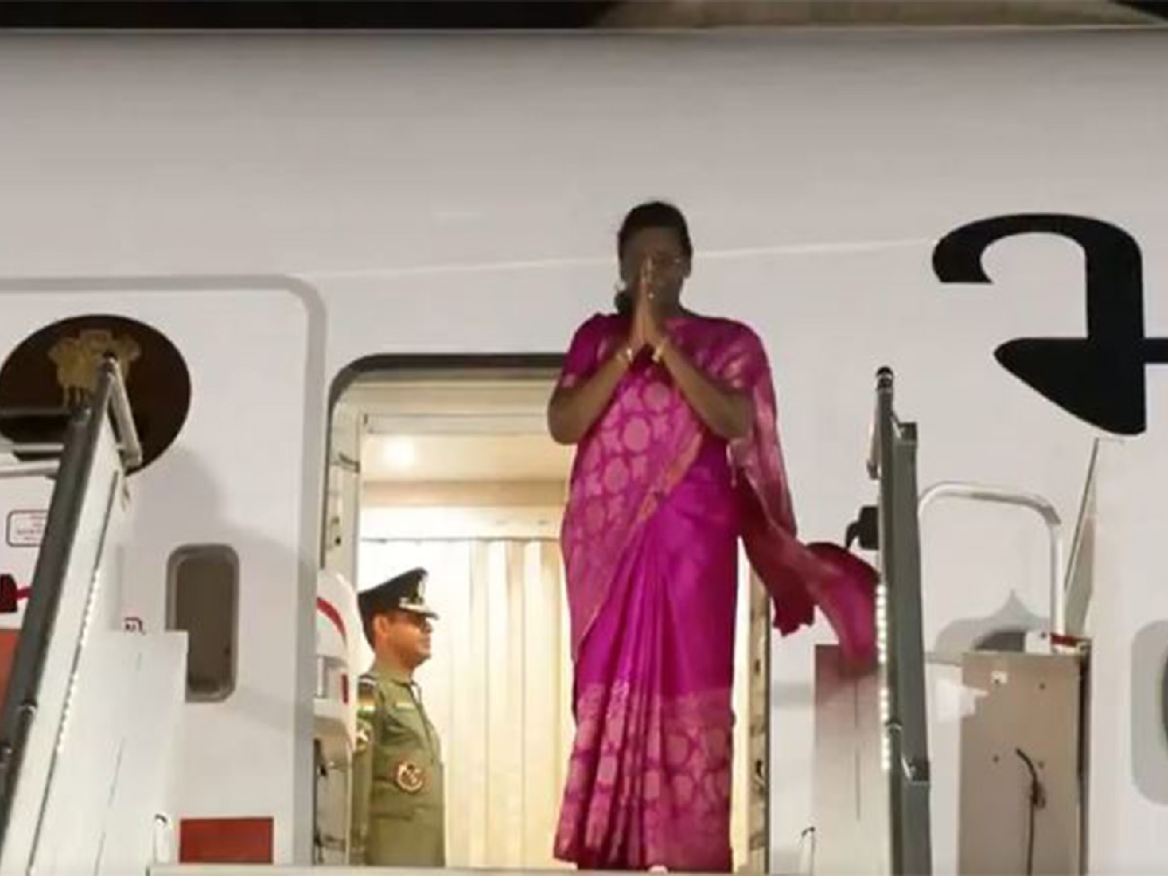 ਇਤਿਹਾਸਕ ਦੌਰੇ ''ਤੇ ਅੰਗੋਲਾ ਪੁੱਜੀ ਰਾਸ਼ਟਰਪਤੀ ਮੁਰਮੂ, ਭਾਰਤ ਦੇ ਕਿਸੇ ਰਾਸ਼ਟਰਪਤੀ ਦੀ ਪਹਿਲੀ ਯਾਤਰਾ